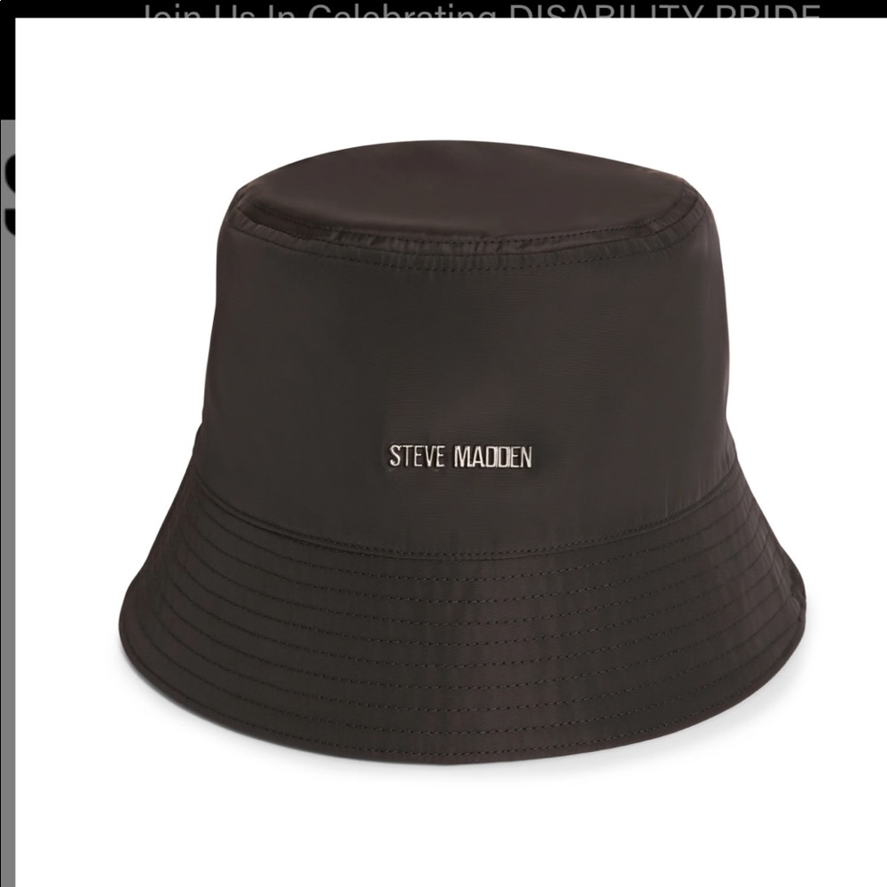 NWT Steve Madden Satin Lined Nylon Bucket Hat